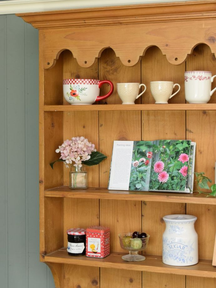 イギリスから届いたアンティークのオープン棚、オールドパイン材の