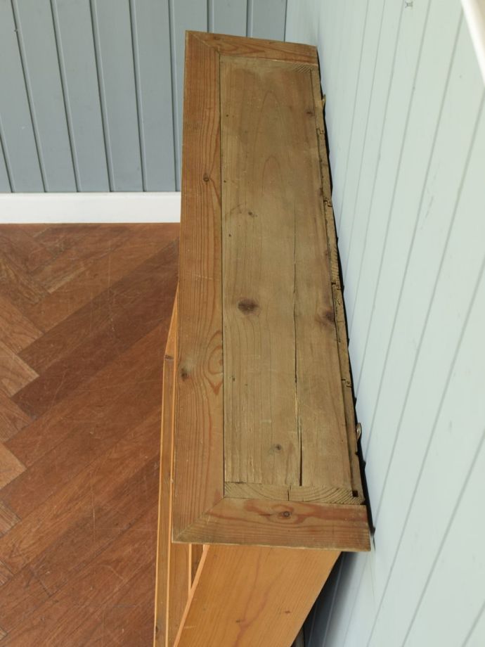 イギリスから届いたアンティークのオープン棚、オールドパイン材の