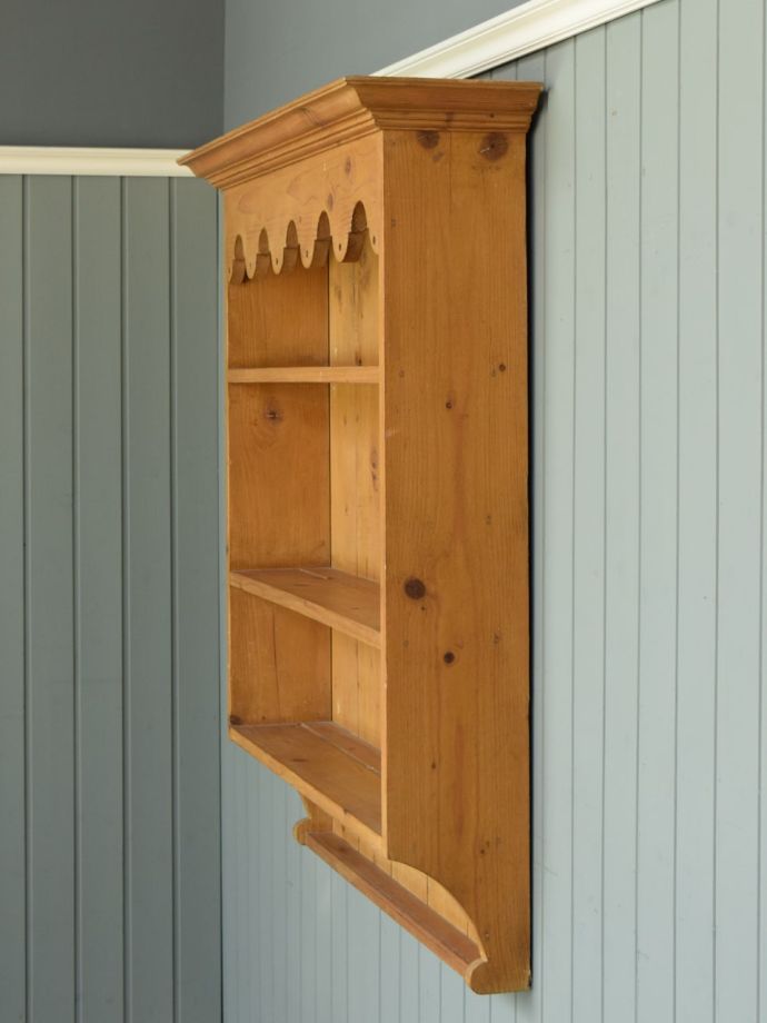 イギリスから届いたアンティークのオープン棚、オールドパイン材の