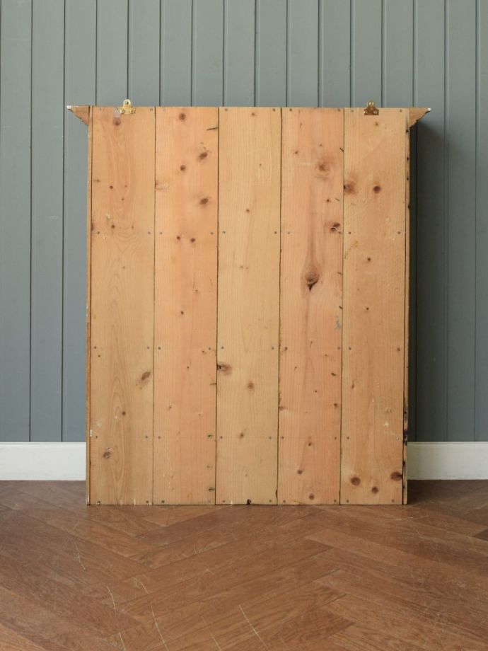 イギリスから届いたアンティークのオープン棚、オールドパイン材の