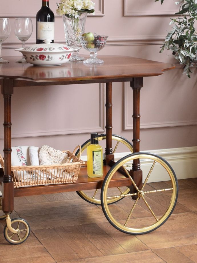 アンティーク家具らしさが漂うワゴン