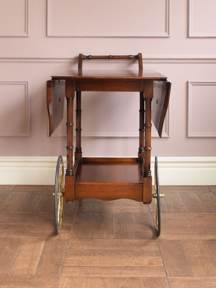 アンティークワゴンの側面