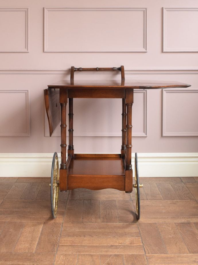 伸長式ワゴンを片方開くと