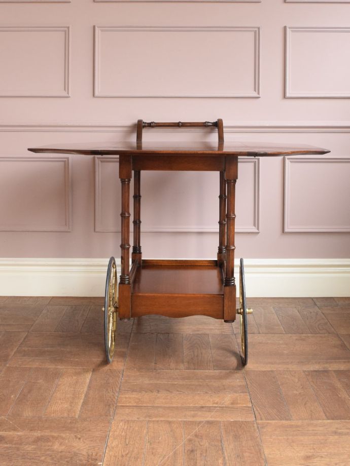 両方のリーフを開いた伸長式ワゴン