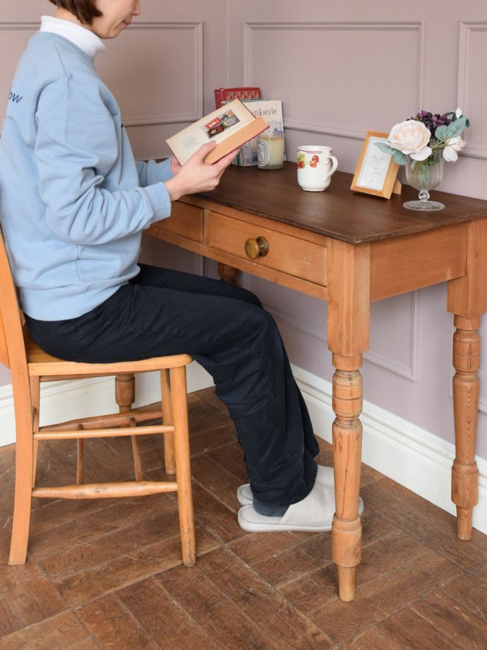 アンティークのテーブル