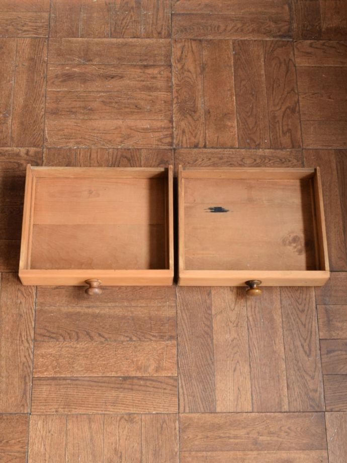 アンティーク家具の引き出しの中