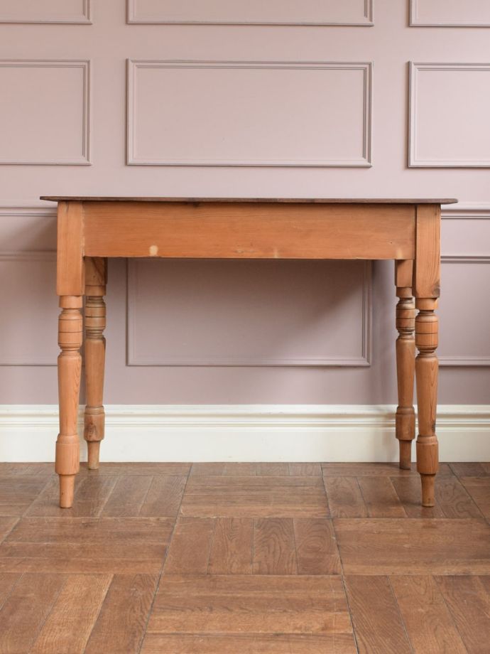 テーブルの後ろ姿