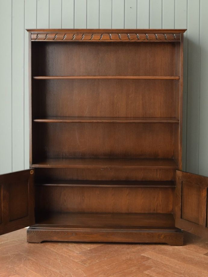 アーコールのキャビネットの扉の中