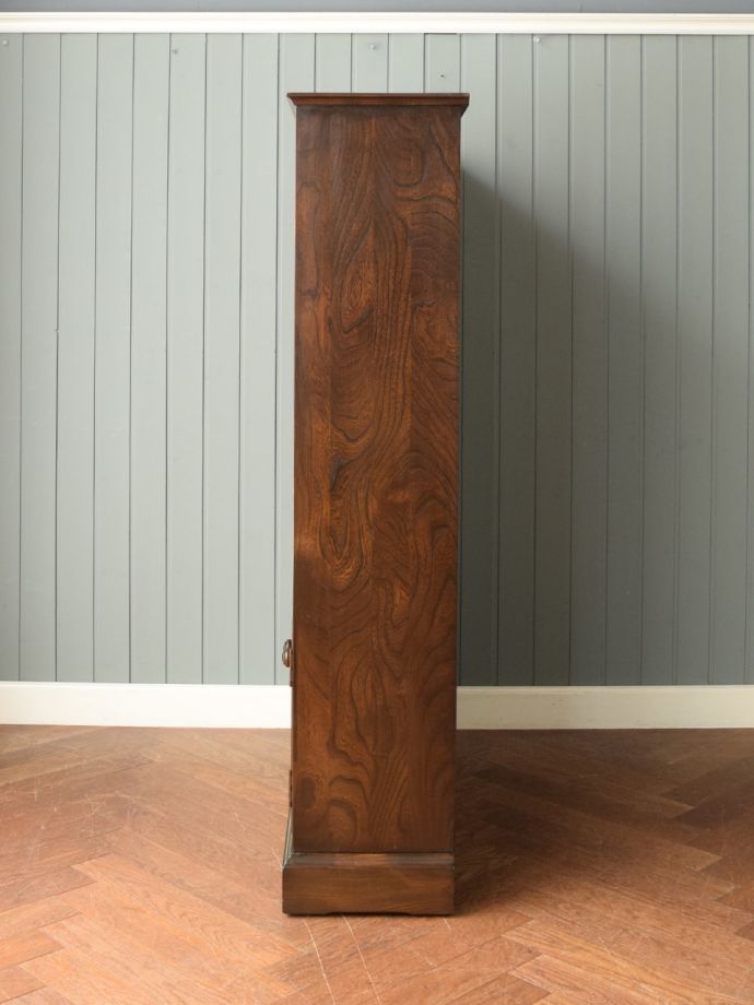 アーコールのキャビネットの側面