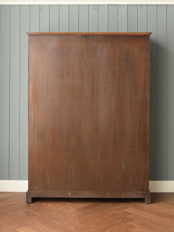 ビンテージキャビネットの後ろ姿