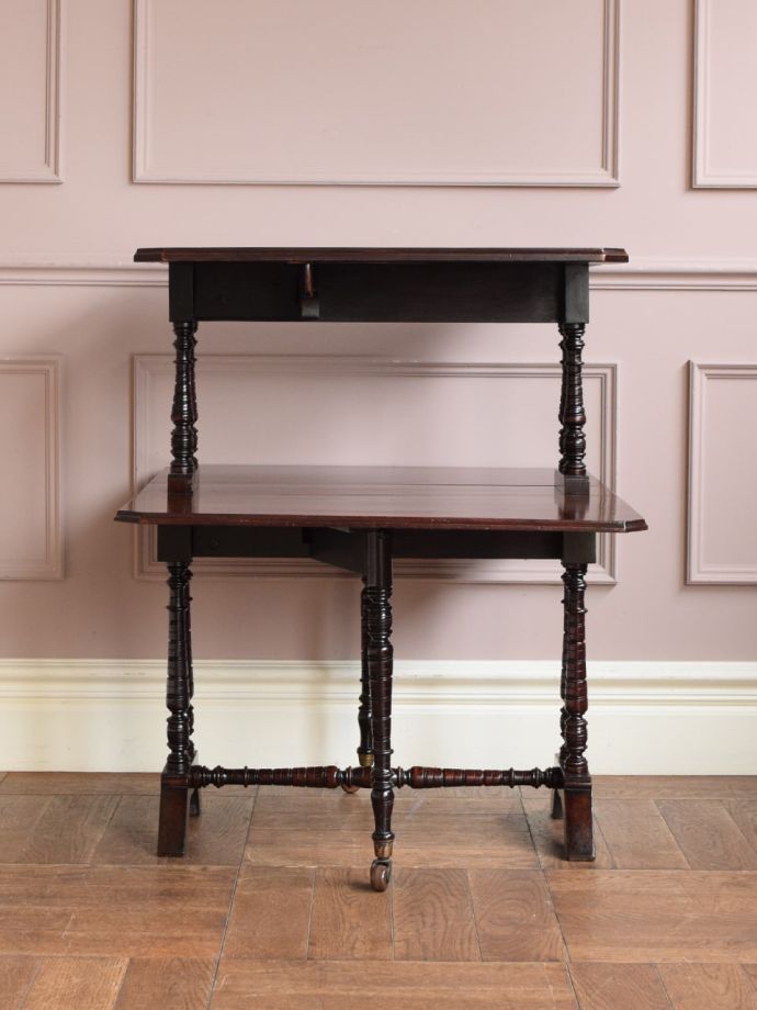 アンティークテーブルの側面