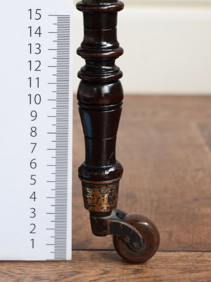 アンティークテーブルの脚