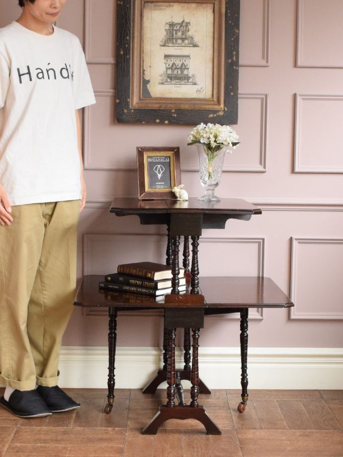 イギリスアンティークのテーブル