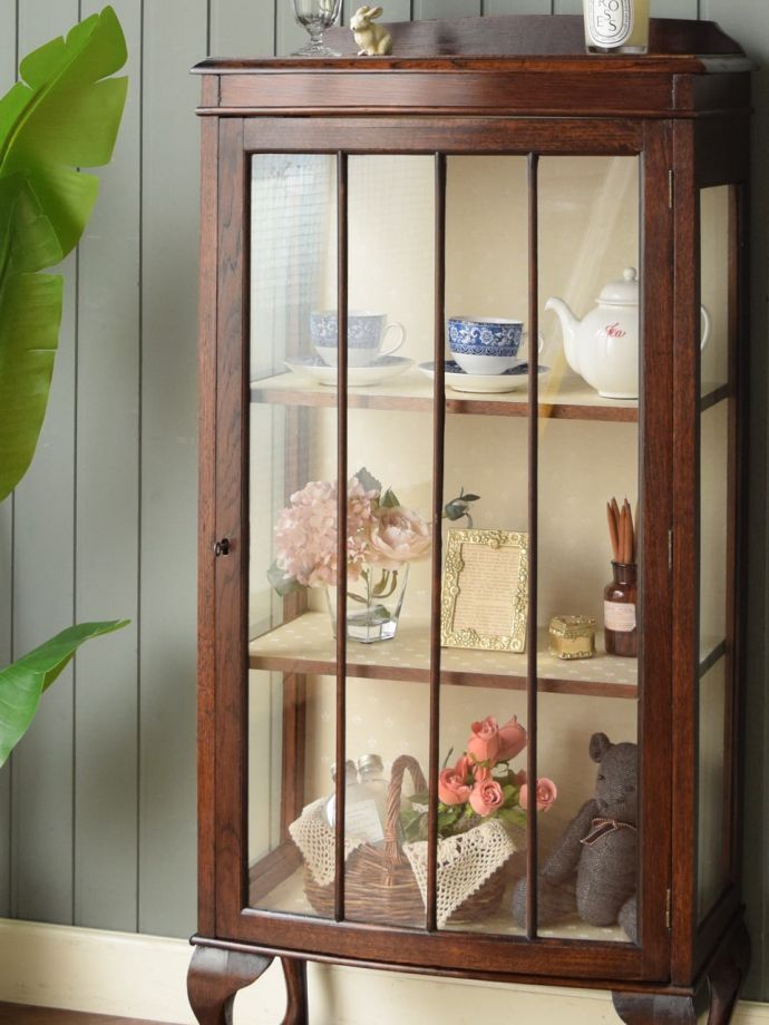 アンティークのステンドグラスの扉