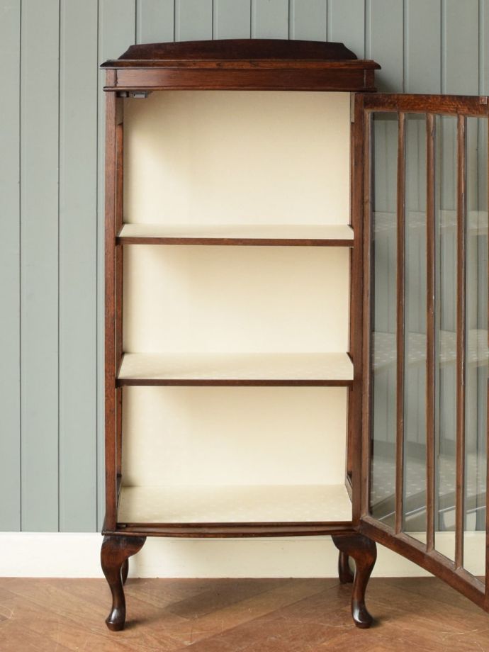 キャビネットの扉の中