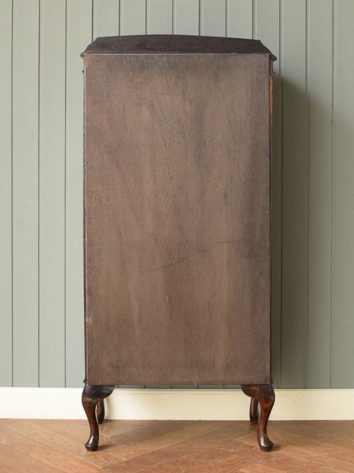 キャビネットの後ろ姿