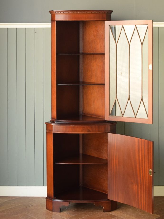 ガラスキャビネットの扉の中