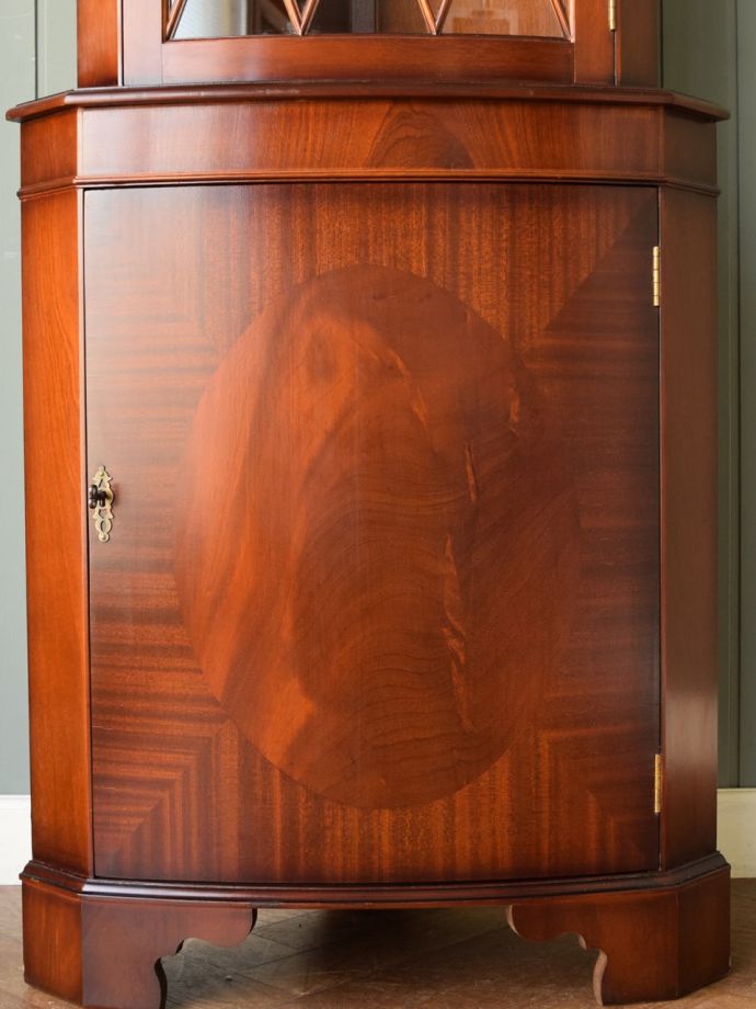 英国アンティーク家具らしい装飾