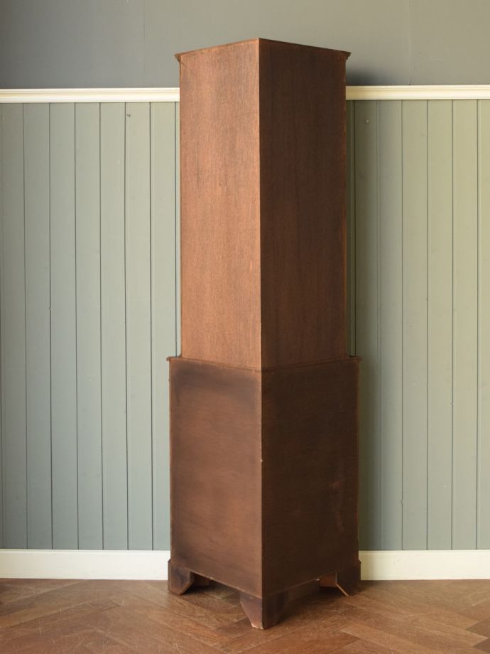 キャビネットの後ろ姿