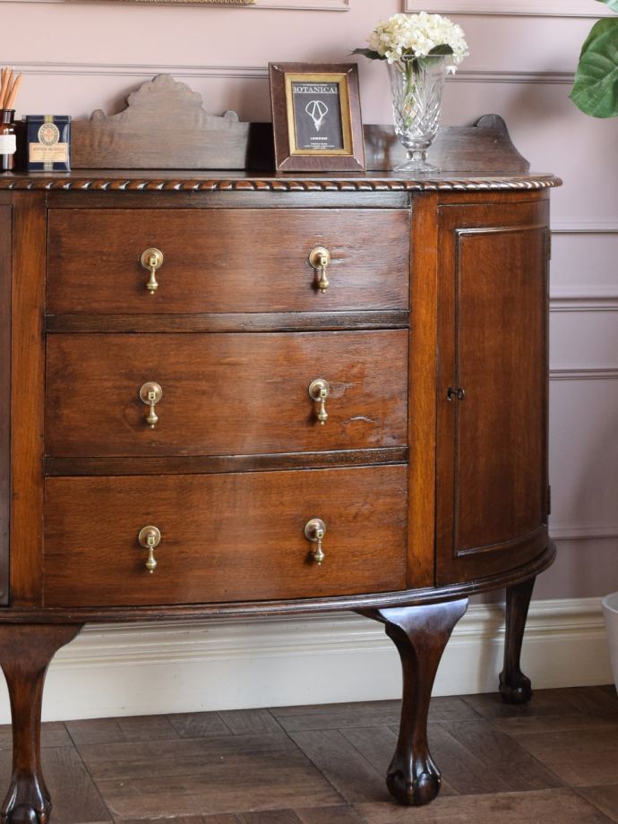 アンティーク家具らしさが漂うサイドボード