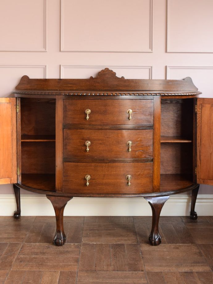 アンティークキャビネットの扉の中