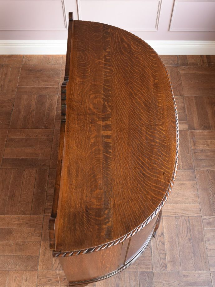 アンティークのサイドボードの天板