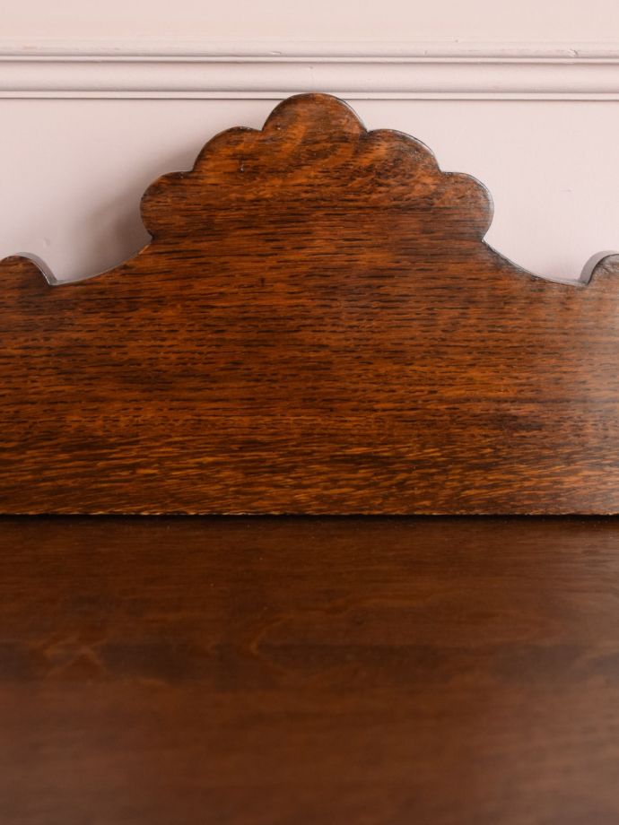 英国アンティーク家具らしい装飾