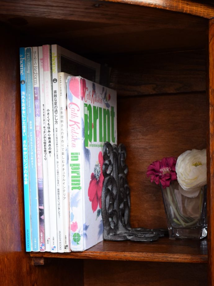 サイドボードの扉を開けると