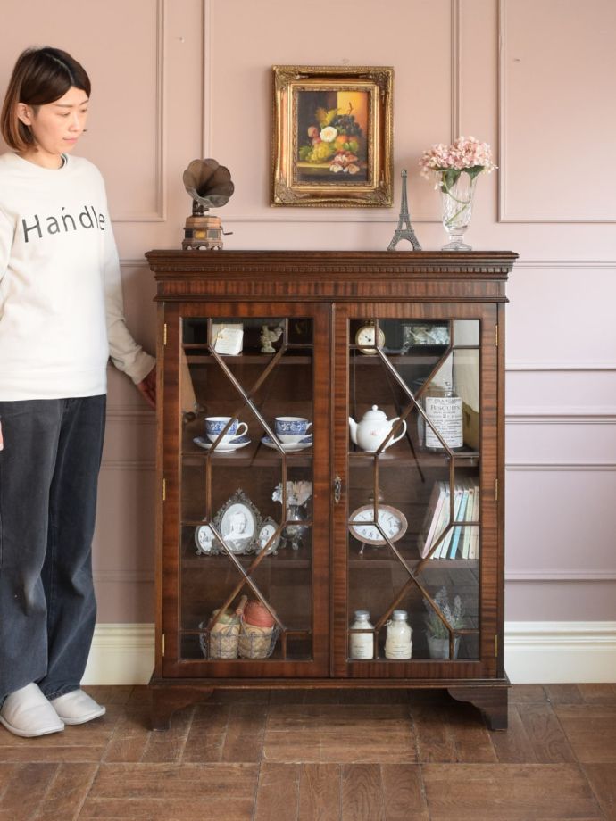 英国アンティークのキャビネット