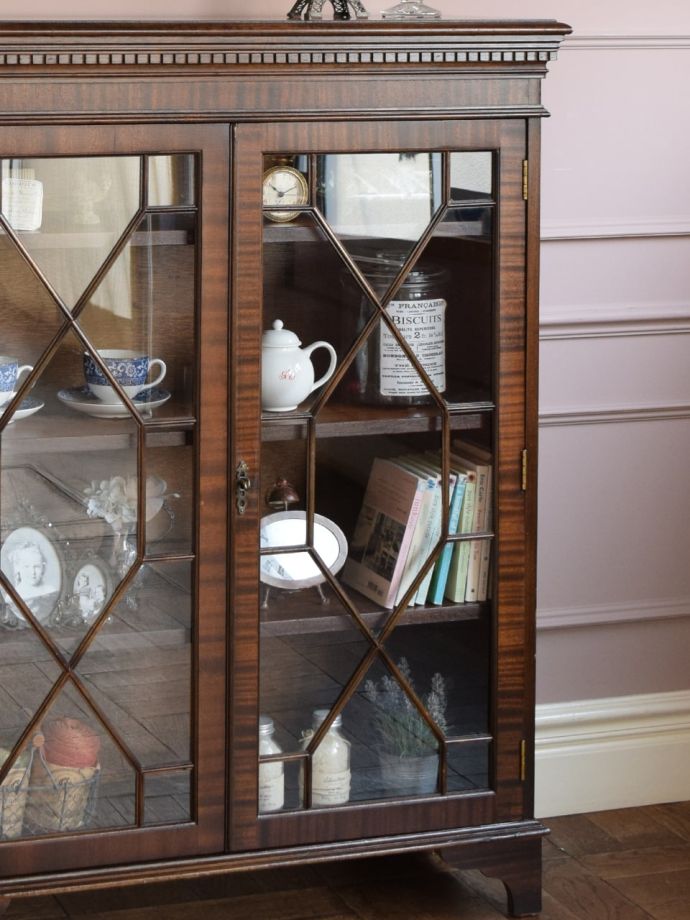 ガラス扉のおしゃれなキャビネット