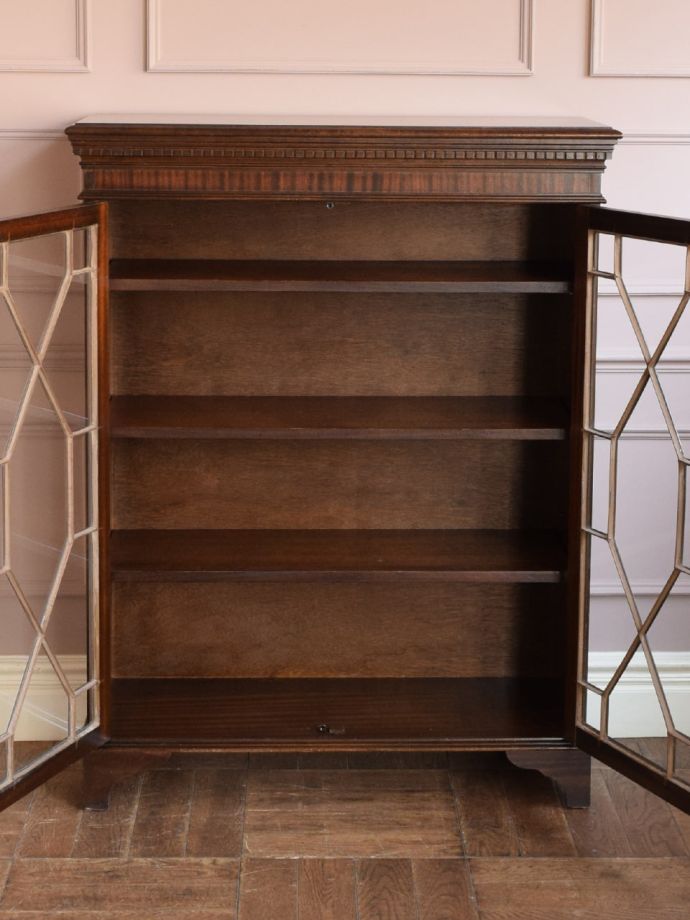 キャビネットの扉の中