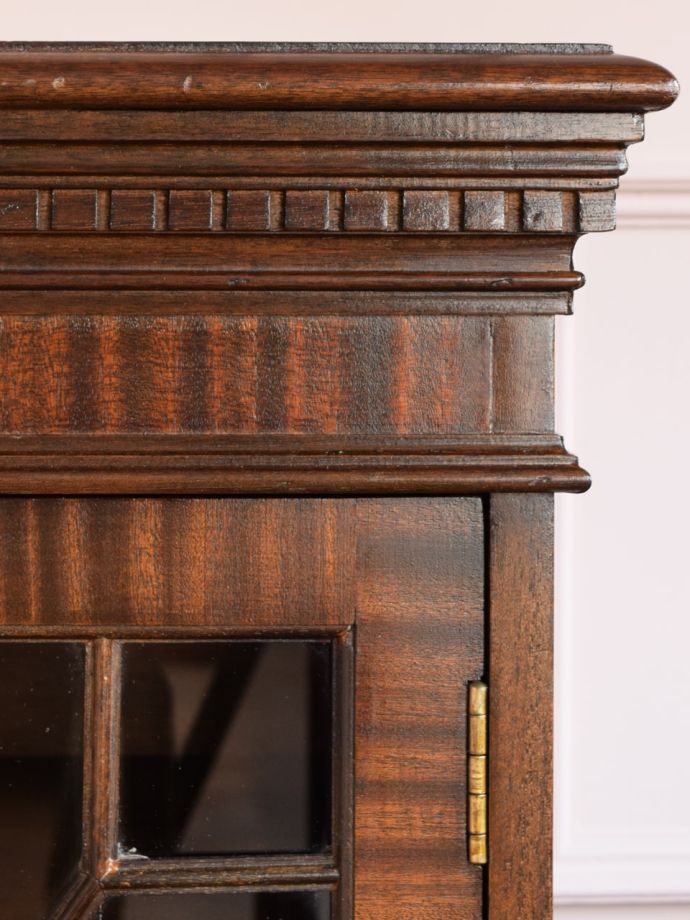 キャビネットの華やかな装飾