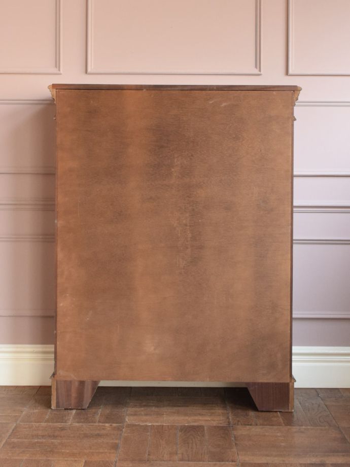 キャビネットの後ろ姿