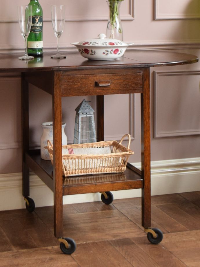 アンティーク家具らしさが漂うワゴン