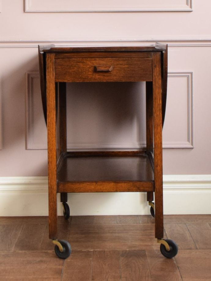 アンティークワゴンの側面