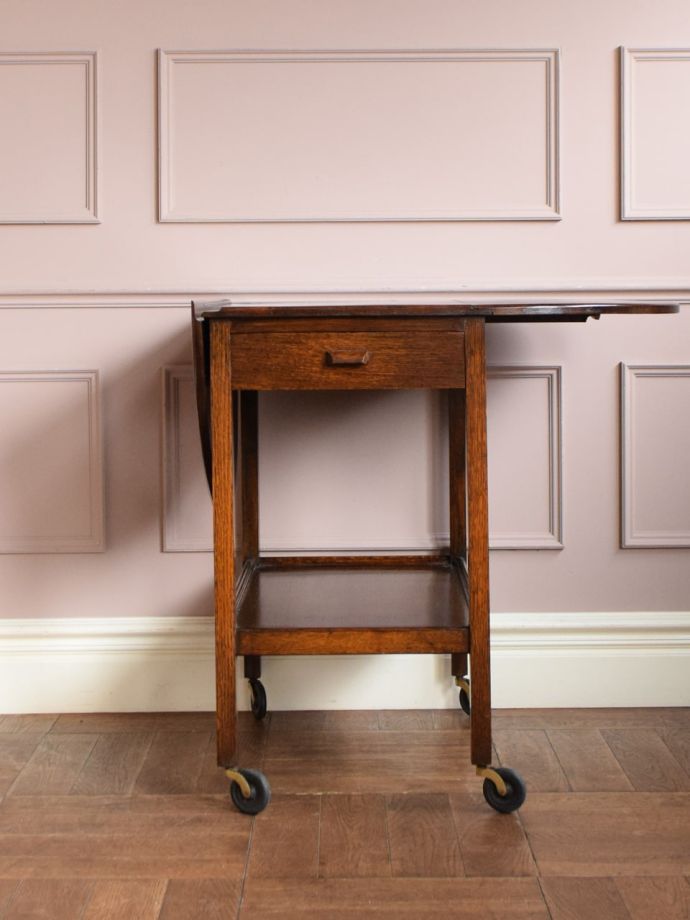 伸長式ワゴンを片方開くと