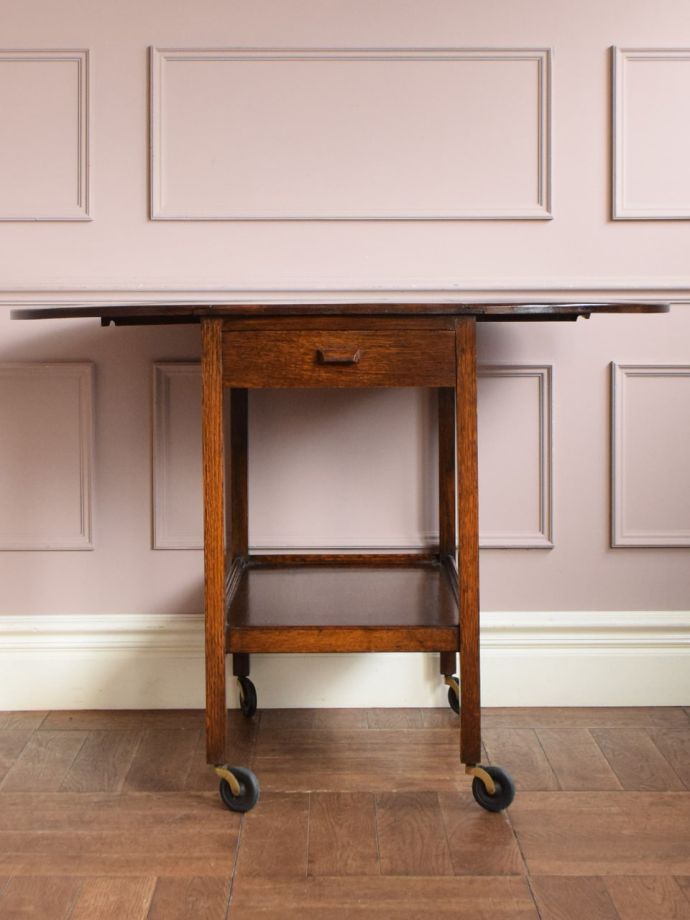 両方のリーフを開いた伸長式ワゴン