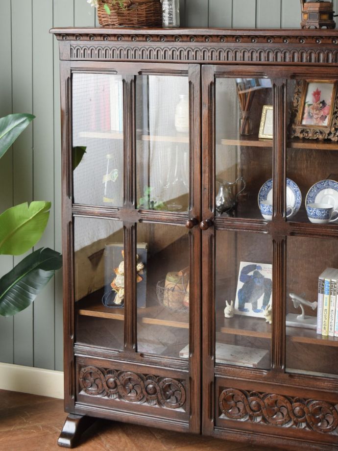 ガラス扉のおしゃれなキャビネット
