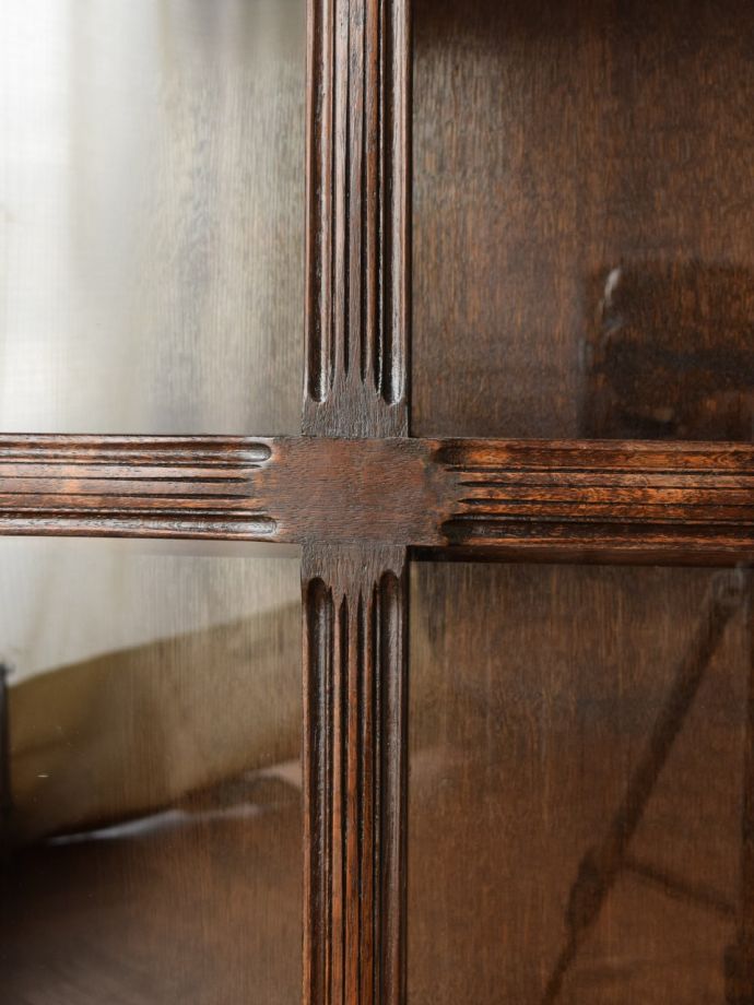 英国アンティーク家具らしい装飾