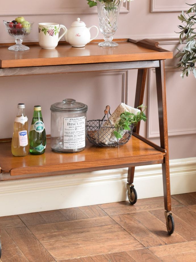 アンティークのワゴンは使い方が自由自在