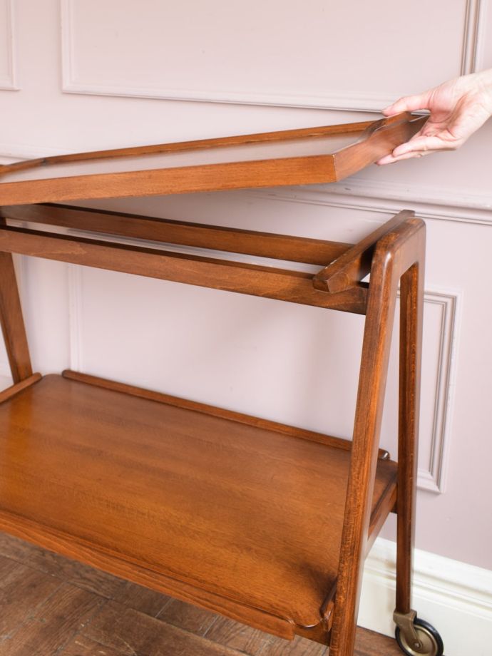 トレイ付きのワゴン