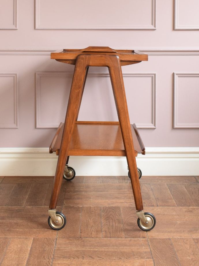 アンティークワゴンの側面