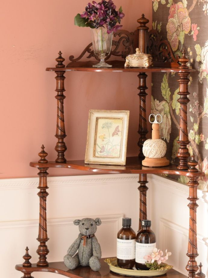 アンティークのオープンシェルフ