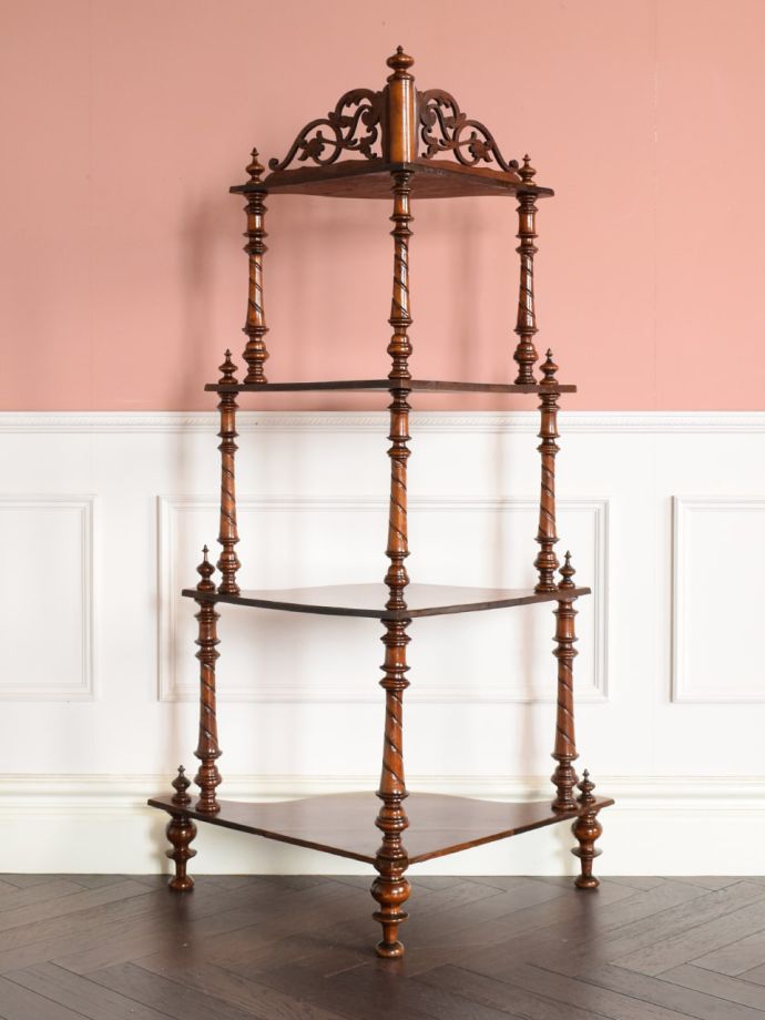 キャビネットの後ろ姿