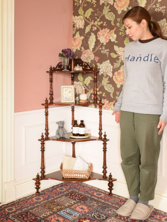 アンティークのシェルフ