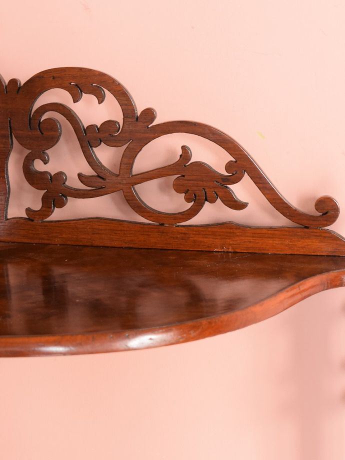 英国アンティーク家具らしい装飾