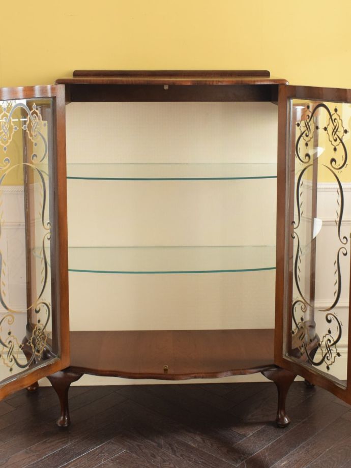 ガラスキャビネットの扉の中