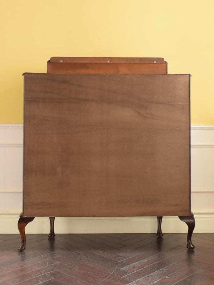 キャビネットの後ろ姿