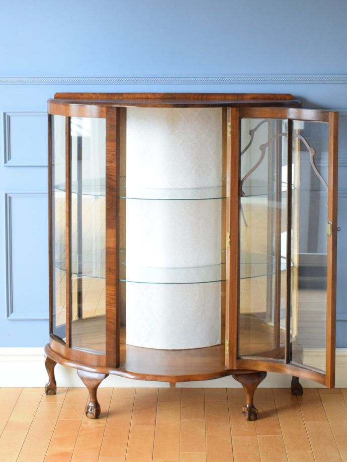 ガラスキャビネットの扉の中