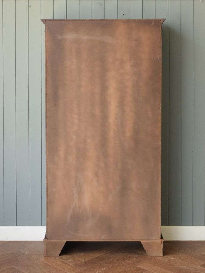 オープンシェルフの後ろ姿